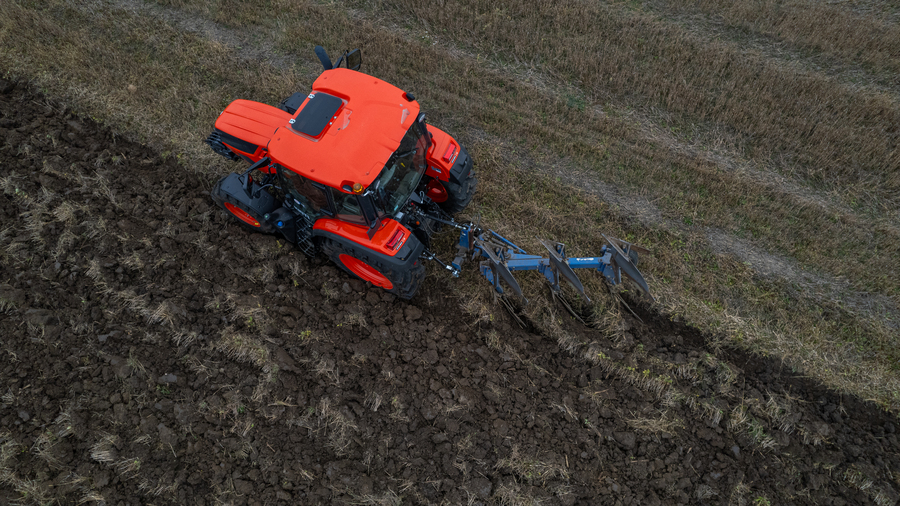 tractor Kioti la arat campul