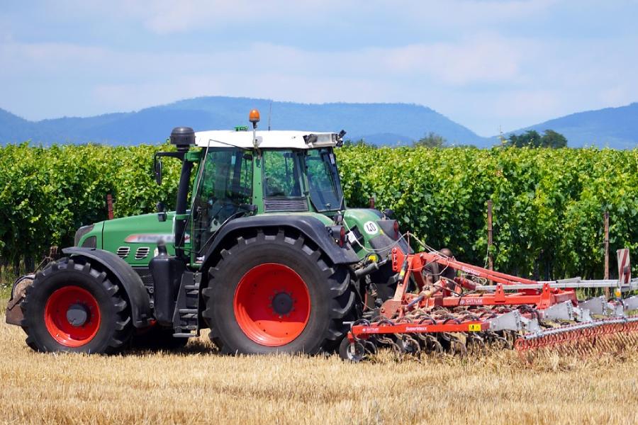 tractor in cultura de vita de vie